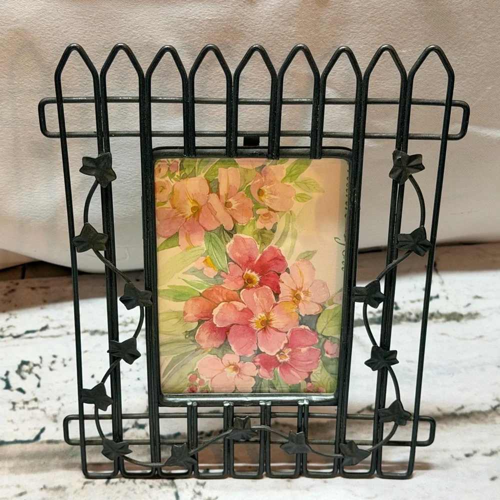 Vintage 90’s Black‎ Metal Picture Frame with leaves scroll